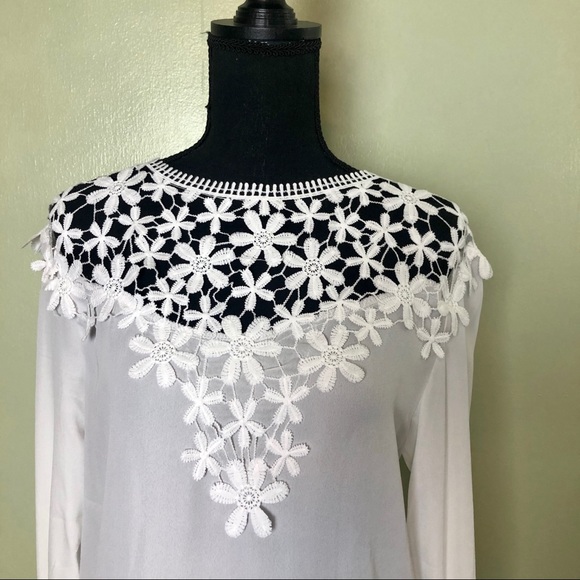 White lace neck blouse w drawstring bell sleeves - Picture 2 of 7